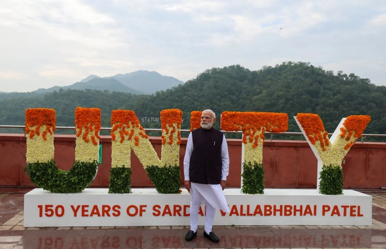 Prime Minister pays tributes to Sardar Vallabhbhai Patel at the Statue of Unity in Kevadia