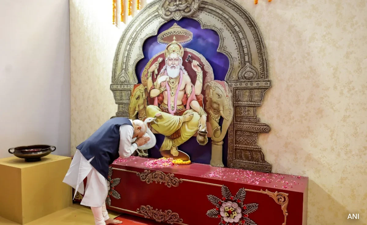 Prime Minister greets people on Vishwakarma Jayanti