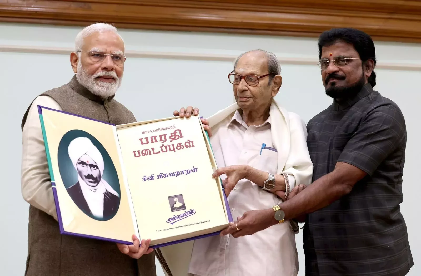 Prime Minister Shri Narendra Modi pays homage to Subramania Bharati